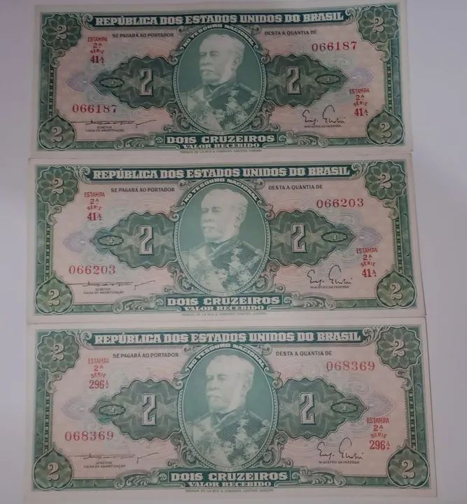 Três notas de 2 cruzeiros do Brasil - Série 414
