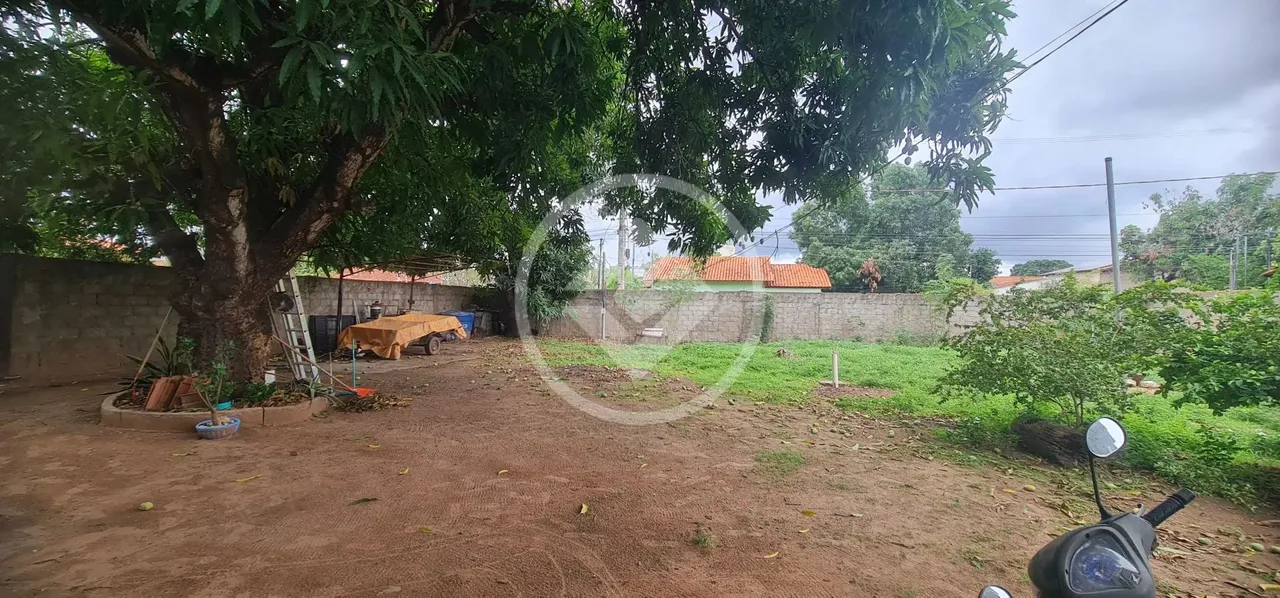 Vendo Terreno com 600 metros quadros de esquina, o terreno possui uma ampla casa com 3 qua