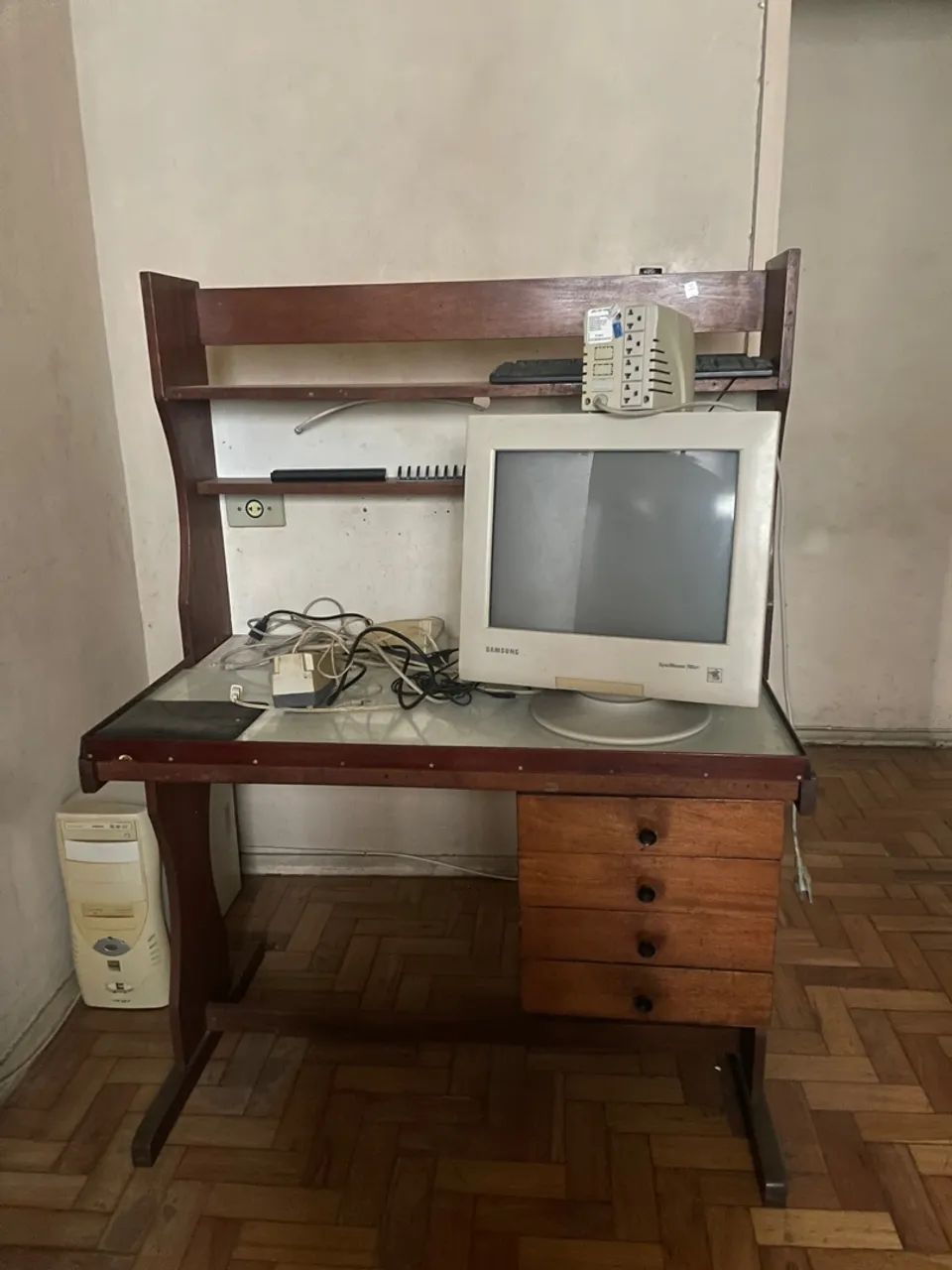 Mesa de escritório em Madeira
