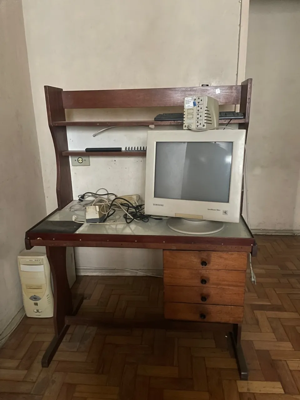 Mesa de escritório em Madeira