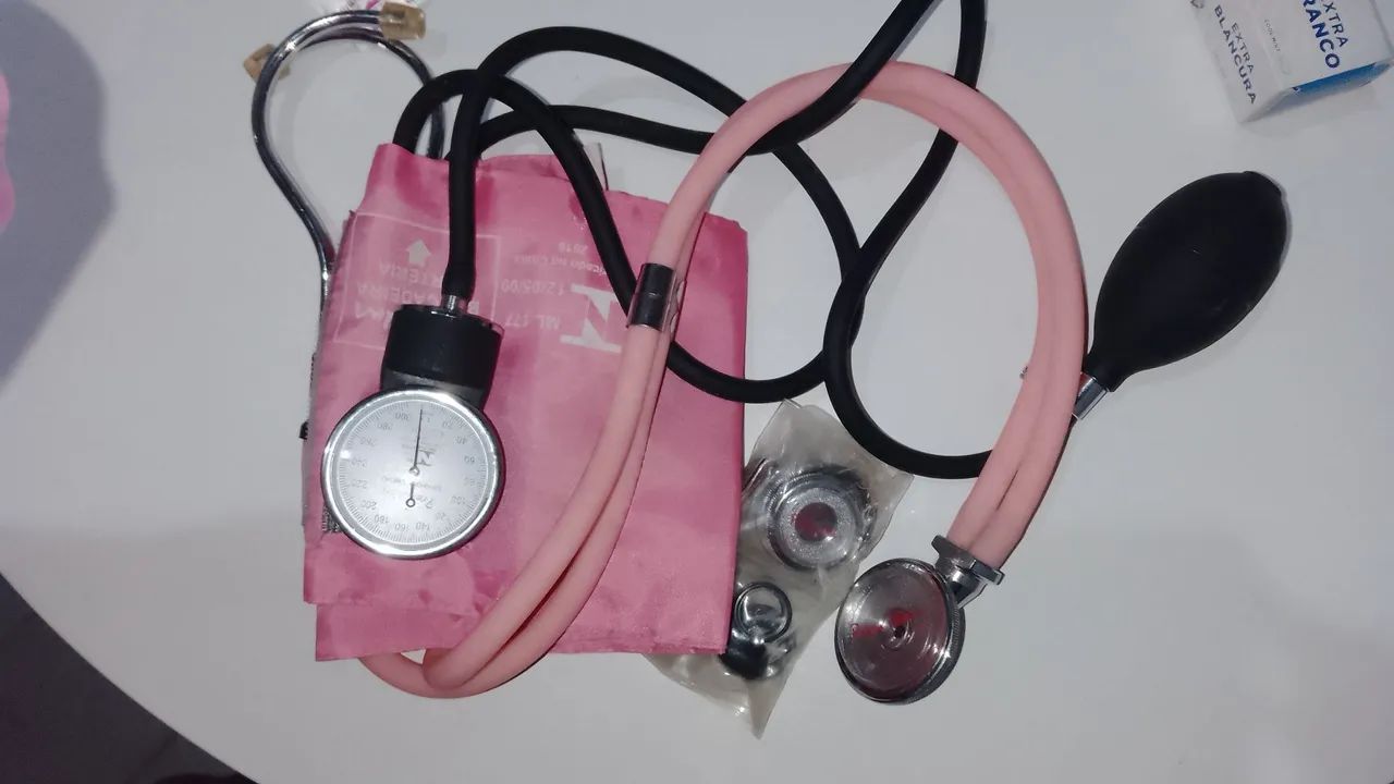 esfigmomanômetro e estetoscópio premium