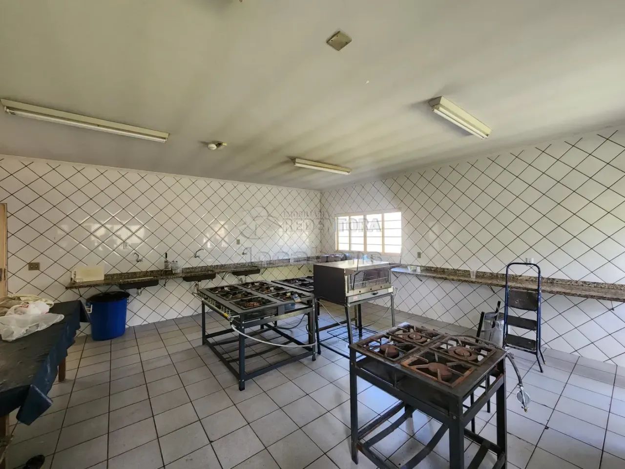 Salão Comercial preparado para Salão de Festas com 500m²