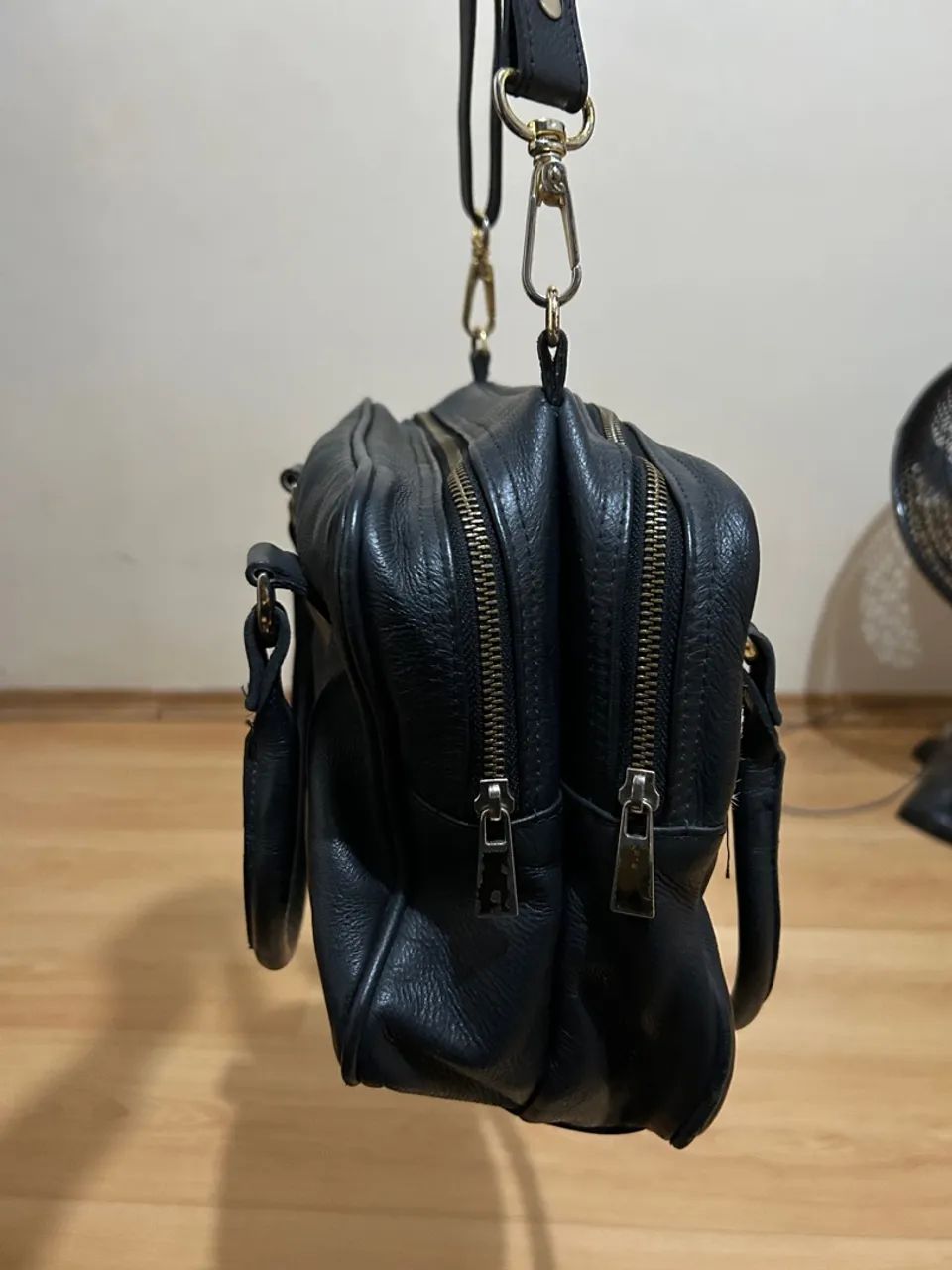 Bolsa de Couro Preta com Detalhe em Pelo - Foto 3
