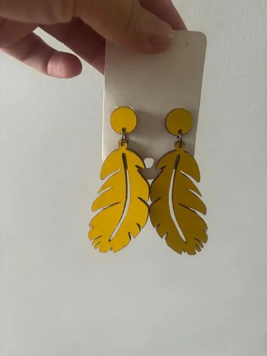 Brincos de penas amarelos em MDF - Foto 2