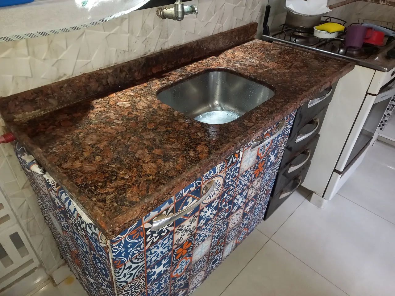 Pia de cozinha em granito com cuba de aço inox