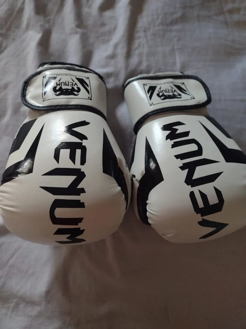 Luva Venum 12 onças branca e preta - Foto 4