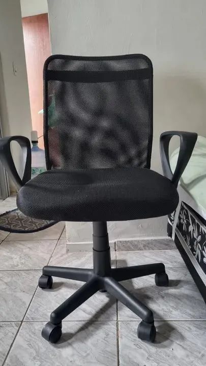 Cadeira de Escritório giratória com rodinhas(aceito proposta)