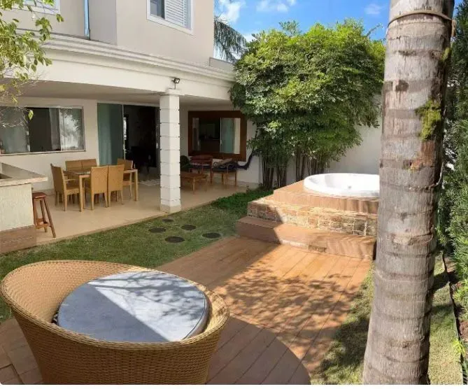 Sobrado para venda possui 192 metros quadrados com 3 quartos em Jardim Karaíba - Uberlândi