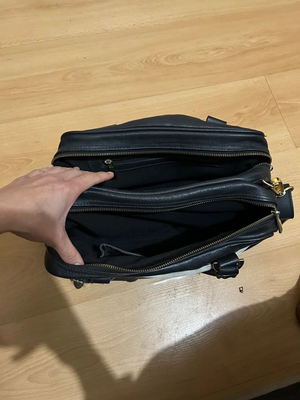 Bolsa de Couro Preta com Detalhe em Pelo - Foto 4
