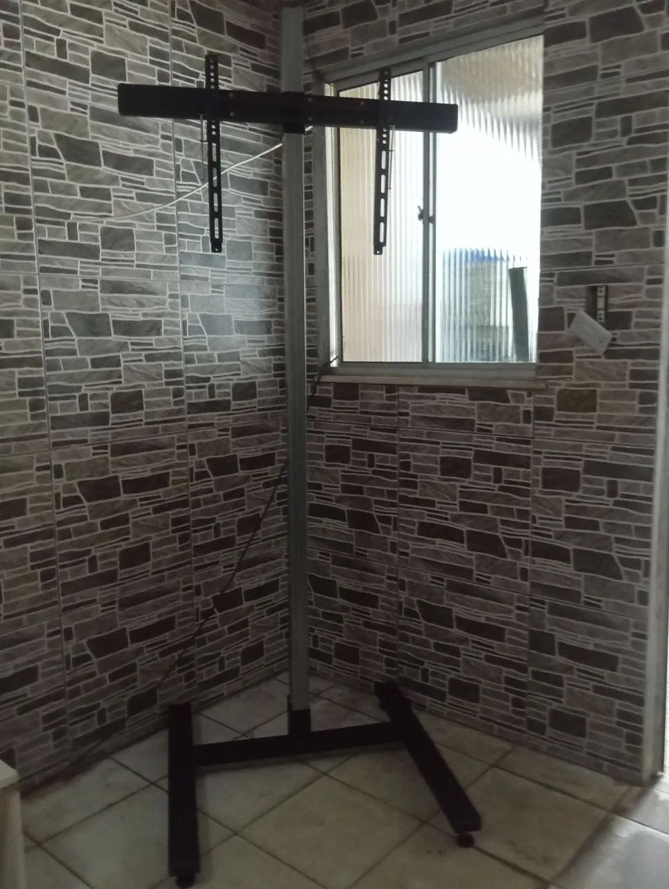 SUPORTE PARA TV MODELO PEDESTAL REGULÁVEL DE 32 A 75 POLEGADAS 