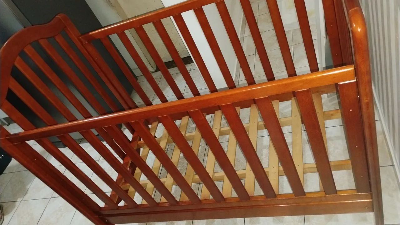 BERÇO DE MADEIRA MACIÇA MOGNO PARA BEBÊ - Foto 3
