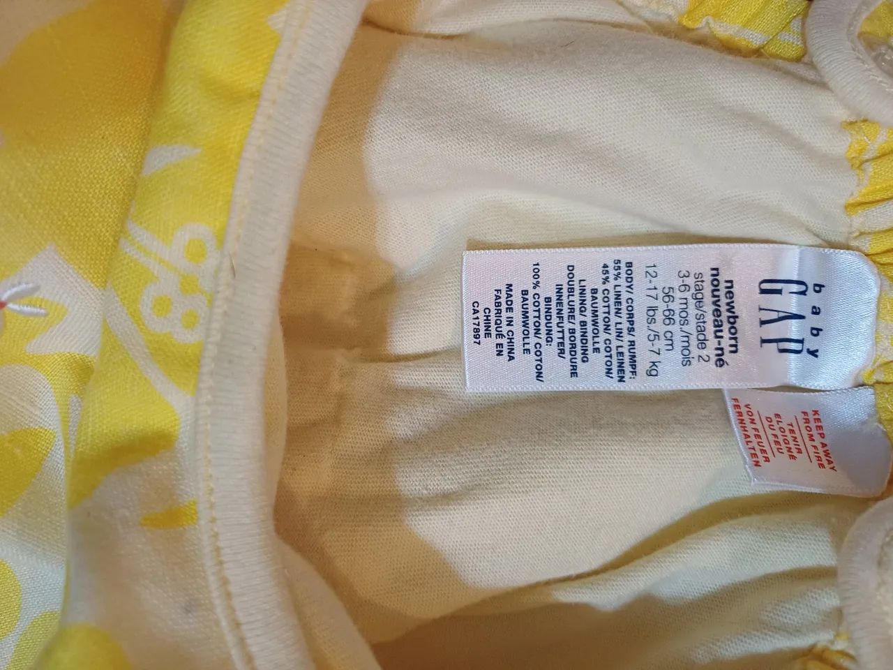 Vestido Baby Gap semi-novo bordado amarelo tam.3-6 meses - Foto 4