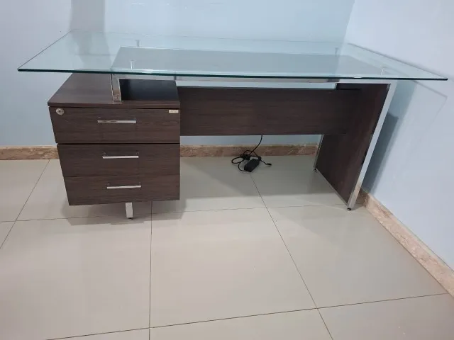 Mesa de escritório com gaveta