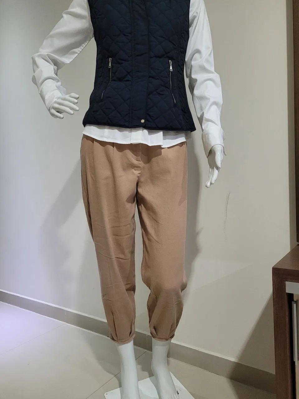 Calça Feminina Bege Elegante