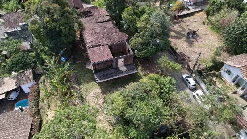Terreno à venda em Petrópolis-RJ, na Castelanea, com 927,96m² de área! Venha conferir!