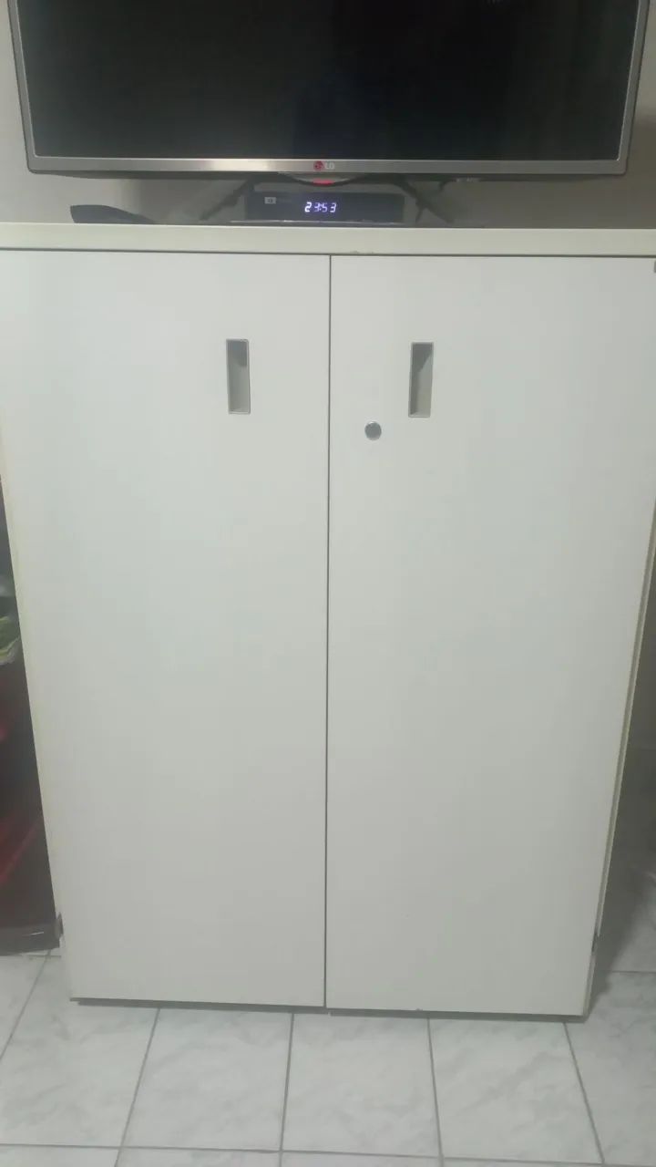 Armário branco com design moderno
