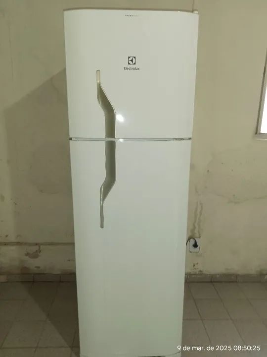 Geladeira Eletrolux ( Frost Free) duplex e guarda-roupas 3 portas ( de correr ) - Foto 2