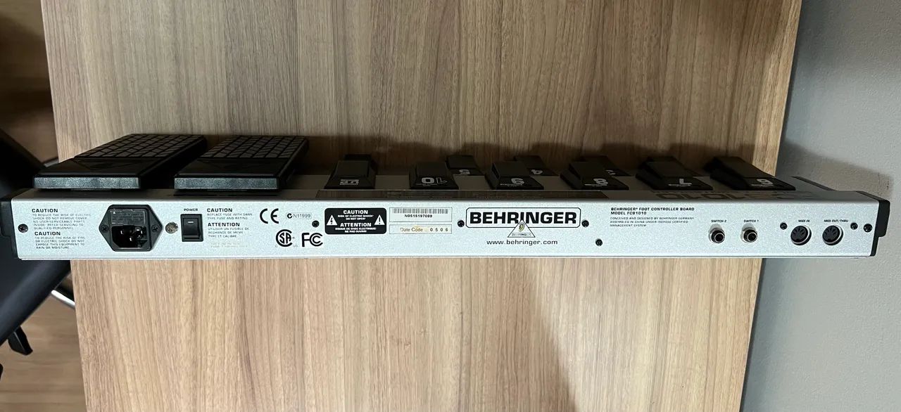 Controladora Behringer FCB1010 Midifoot Controller Pedaleira 127V - Foto 2