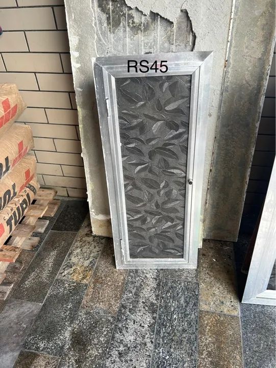 Porta pequena em alumínio 