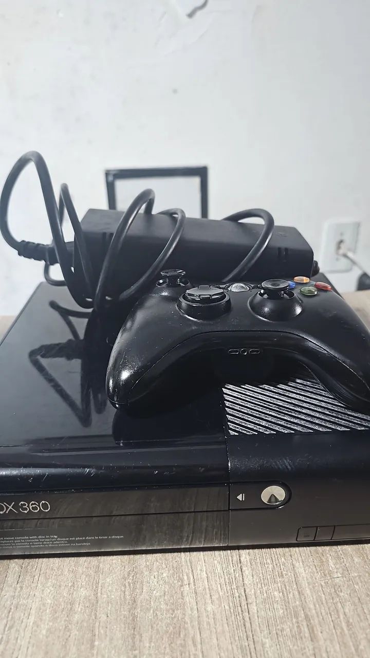 Xbox 360 com controle e cabo