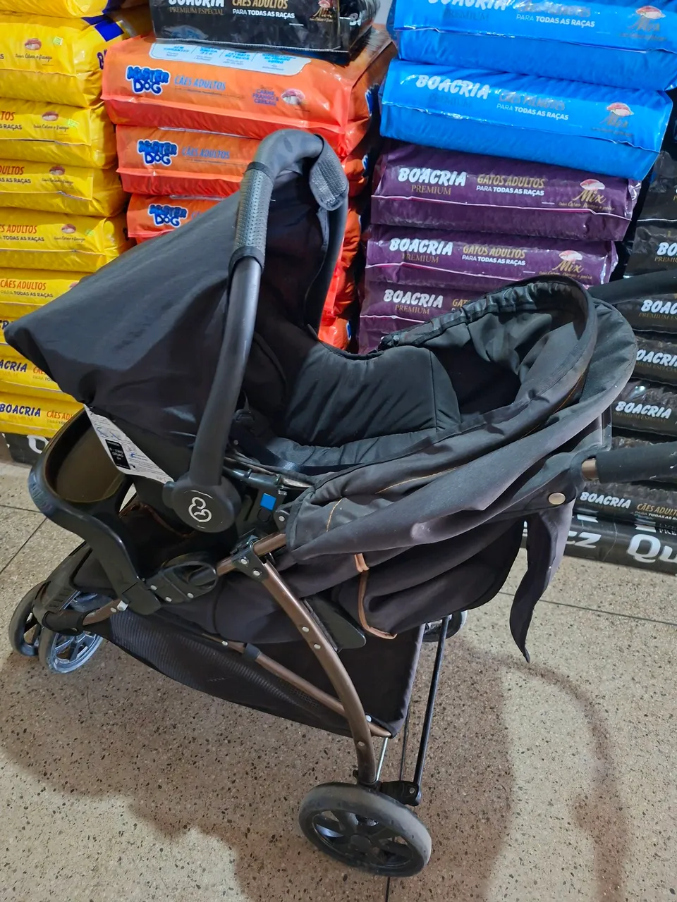 Carrinho de Bebê Compacto - Ótimo Estado