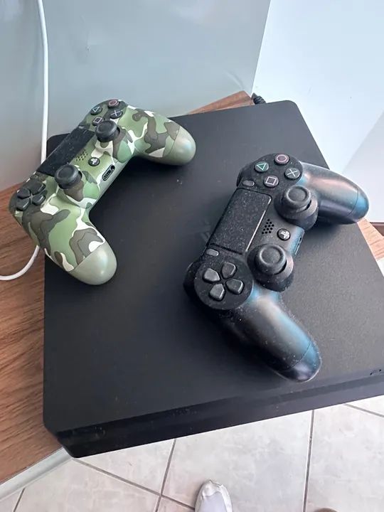Playstation 4 com 2 controles