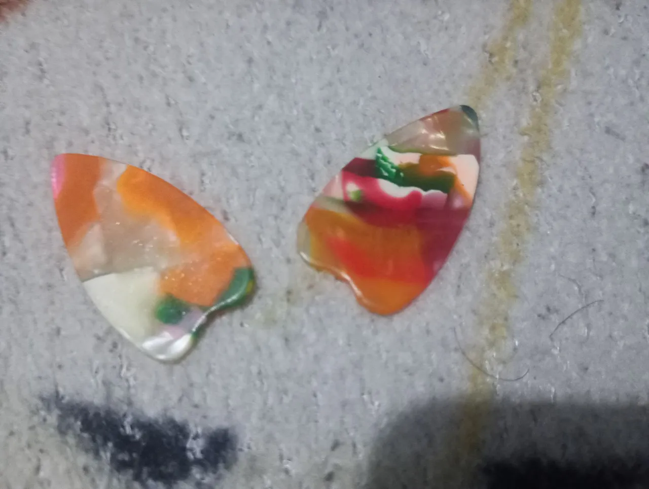 Vendo duas palhetas coloridas