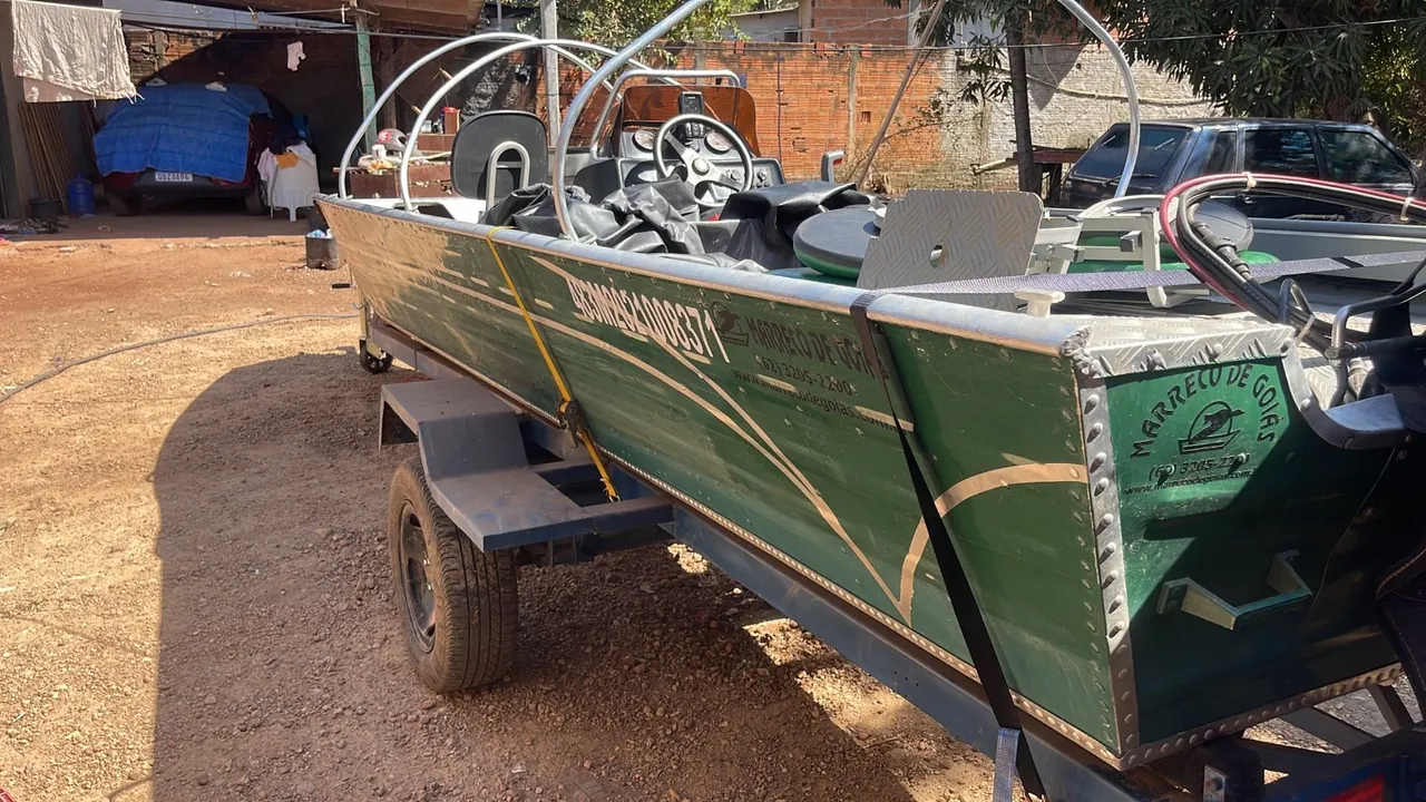 Barco motor e carretinha