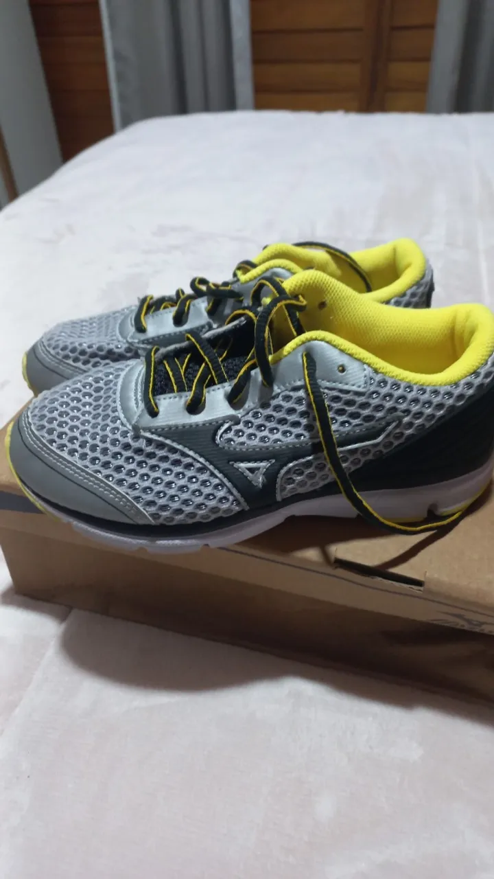 Tênis mizuno tam 33,R$100 reais semi novo