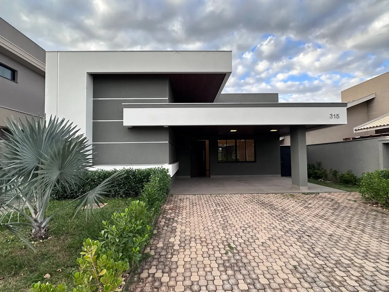 Casa terrea com tres suites em Alphaville