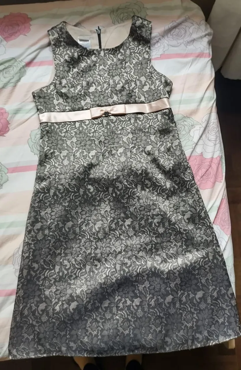 Vestido de Renda Preto com Detalhe Rose