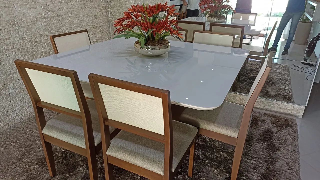 Mesa completa na laka e com cadeiras de madeira 