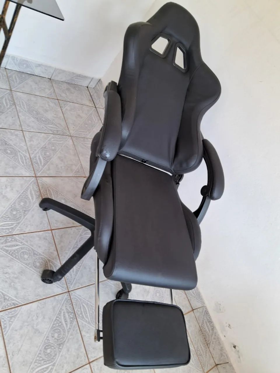 Cadeira de escritório Led Tools Gamer ergonômica preta com estofado de couro sintético - Foto 2