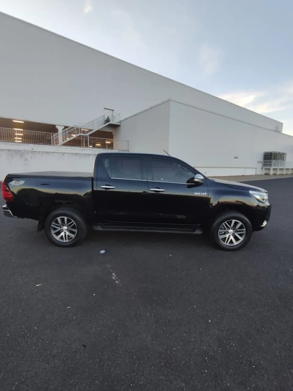 TOYOTA HILUX 2.8 SRX 4X4 CD 16V DIESEL 4P AUTOMÁTICO PRETO 2017 - Foto 4