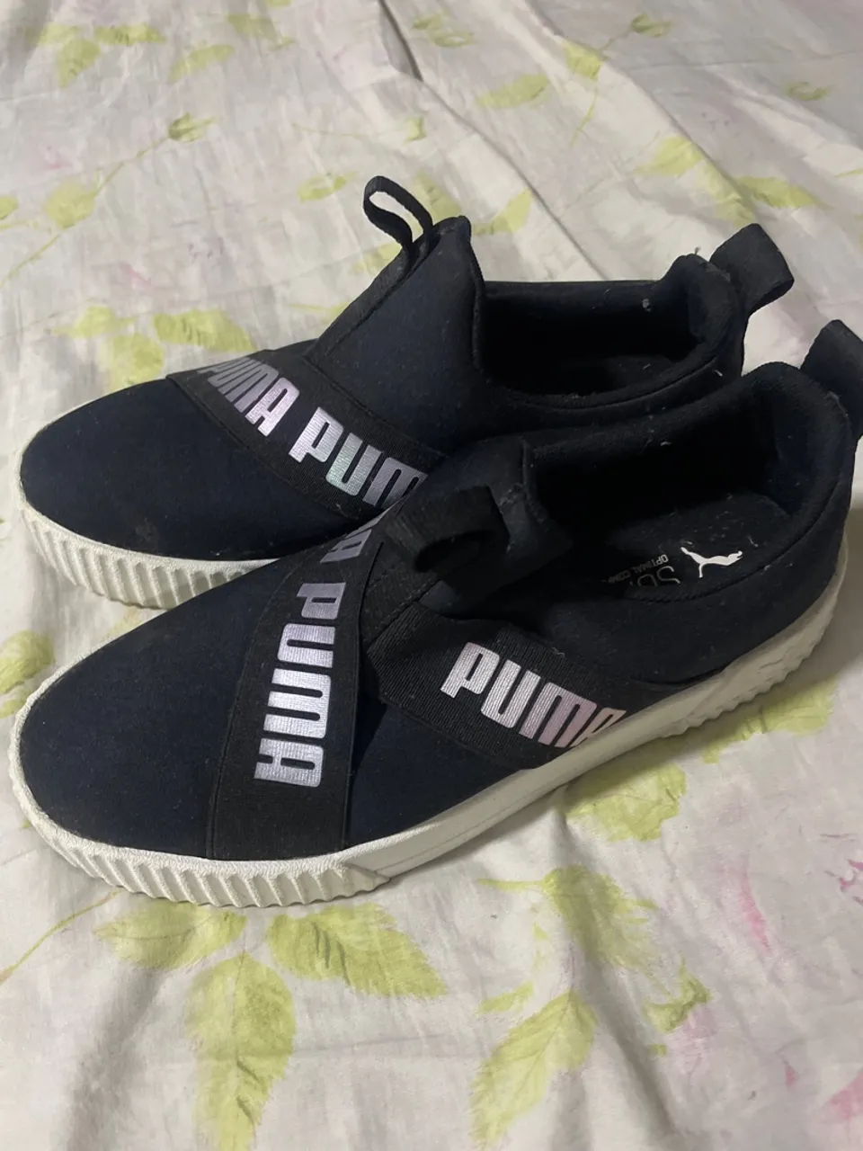Tênis Puma Slip-On Preto com Detalhes
