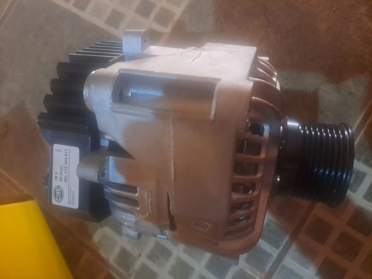 Alternador HELLA 28V 80A para Caminhões