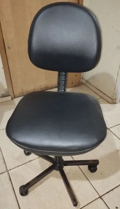 Cadeira de Escritório Giratória com Rodinhas falta apenas uma rodinha 