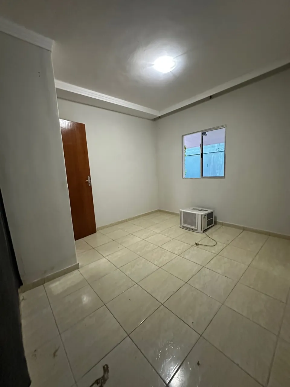 ALUGA-SE SALA COMERCIAL COM BANHEIRO INDIVIDUAL