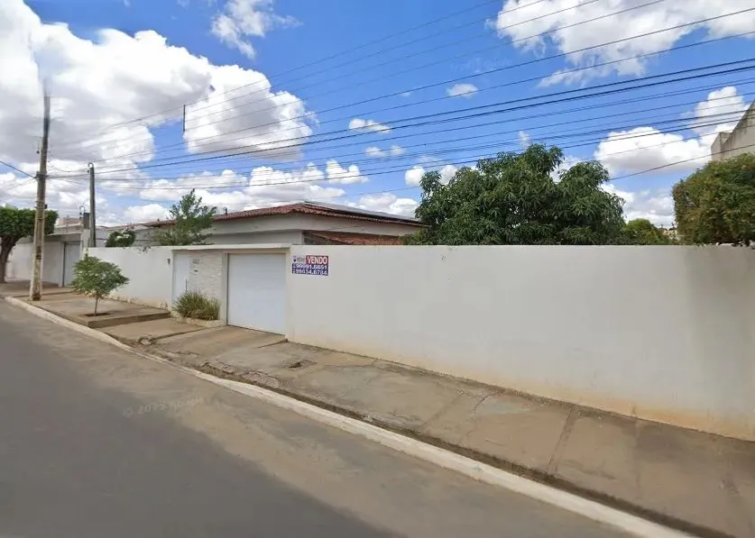 Casa à Venda na AABB com Piscina e Terreno de 793 m² - Serra Talhada