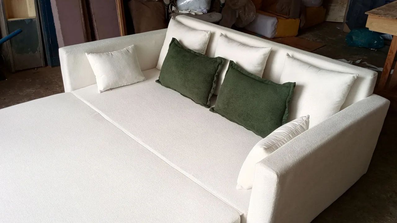 Sofá cama moderno branco com almofadas - Foto 5