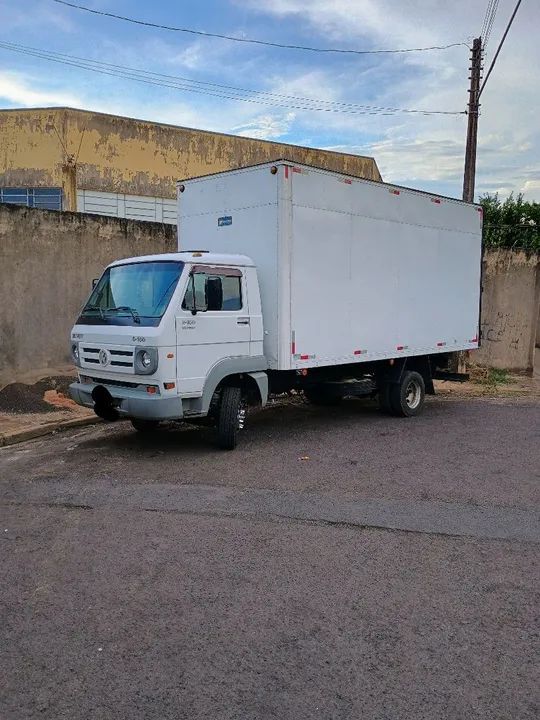 Caminhão baú 3/4