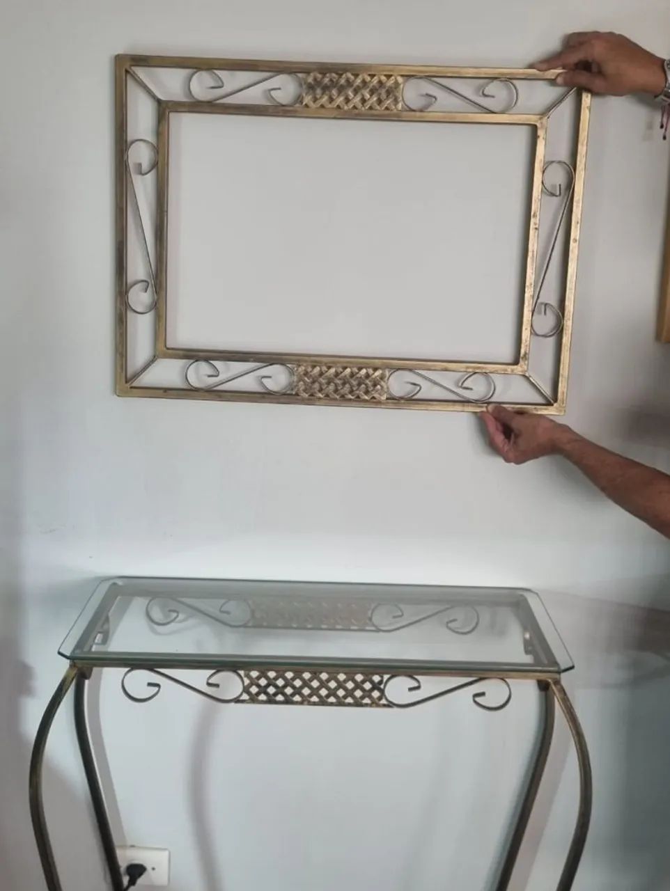 Aparador em Metal Dourado com Quadro  - Foto 4