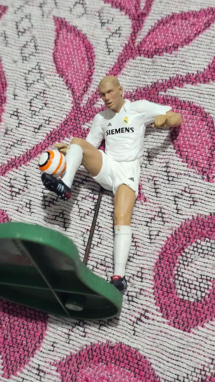 COLEÇÃO JOGADORES FT CHAMPIONS "LOS GALÁCTICOS" REAL MADRI ZIDANE ITEM RARO COLECIONADOR - Foto 4