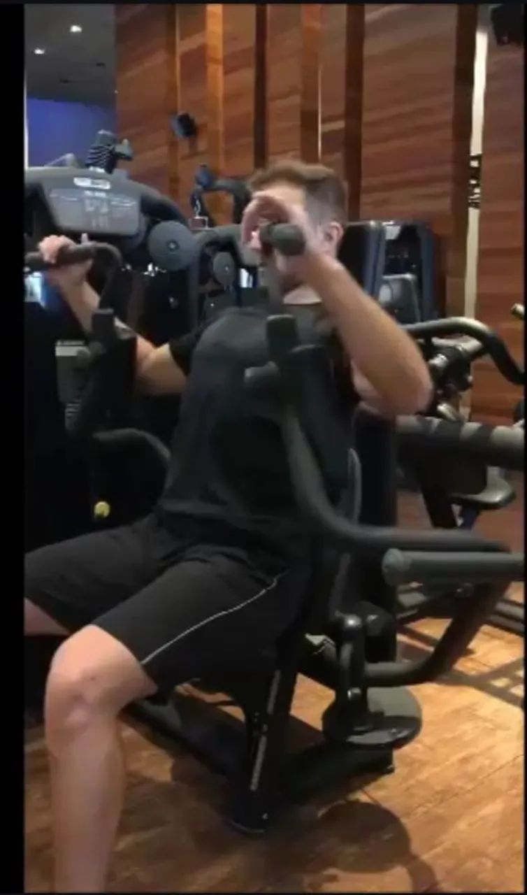 Aparelho de musculação para peito