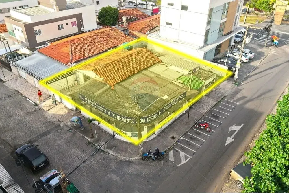 Terreno Comercial de Esquina com 300m² em Mangabeira