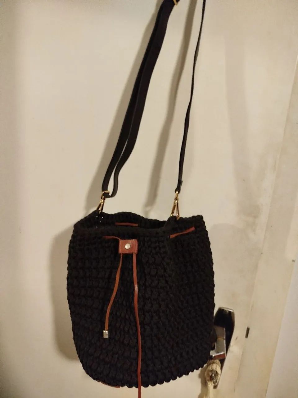 Bolsa de ombro preta artesanal