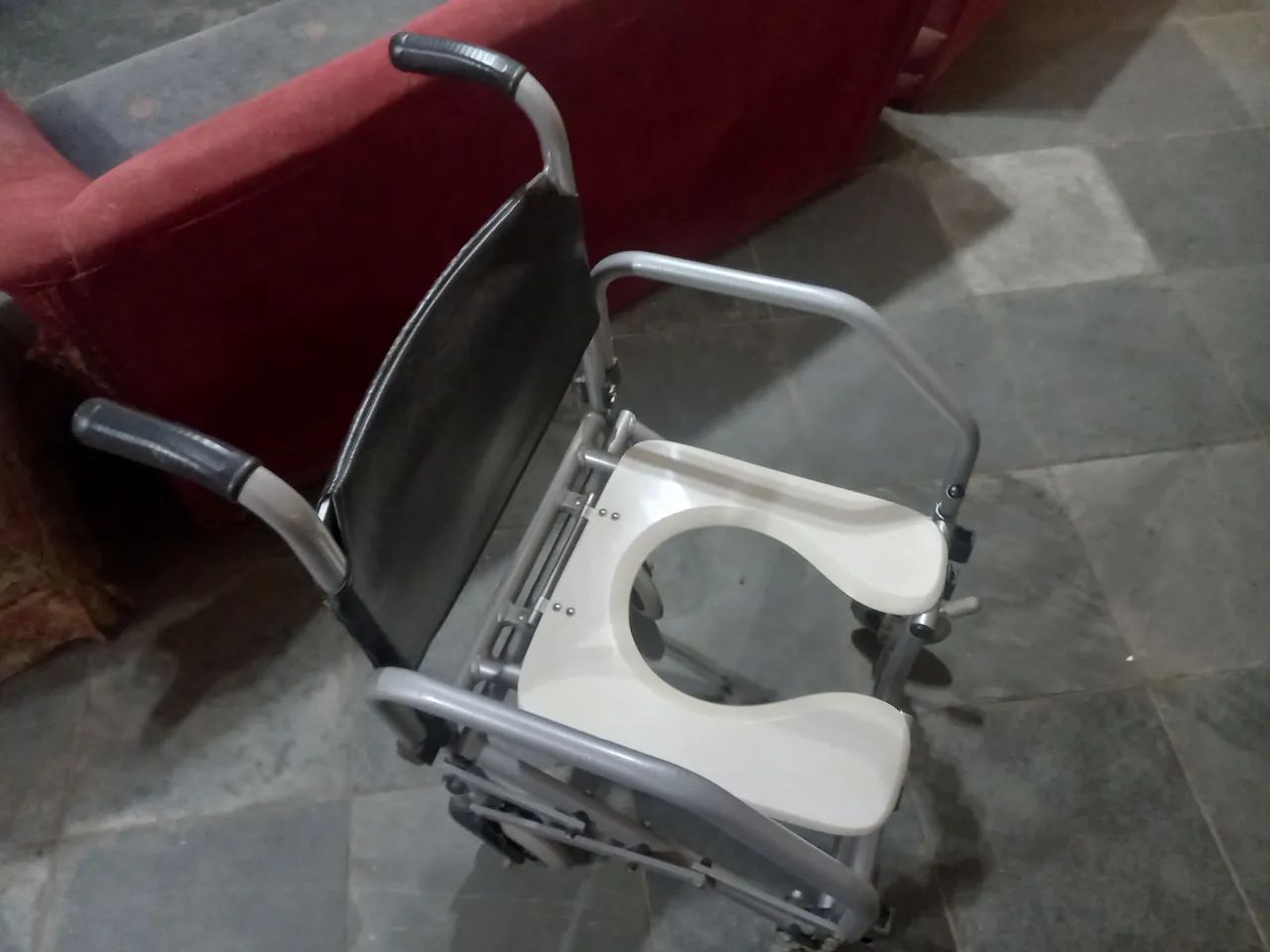 Cadeira de rodas higiênica quase nova