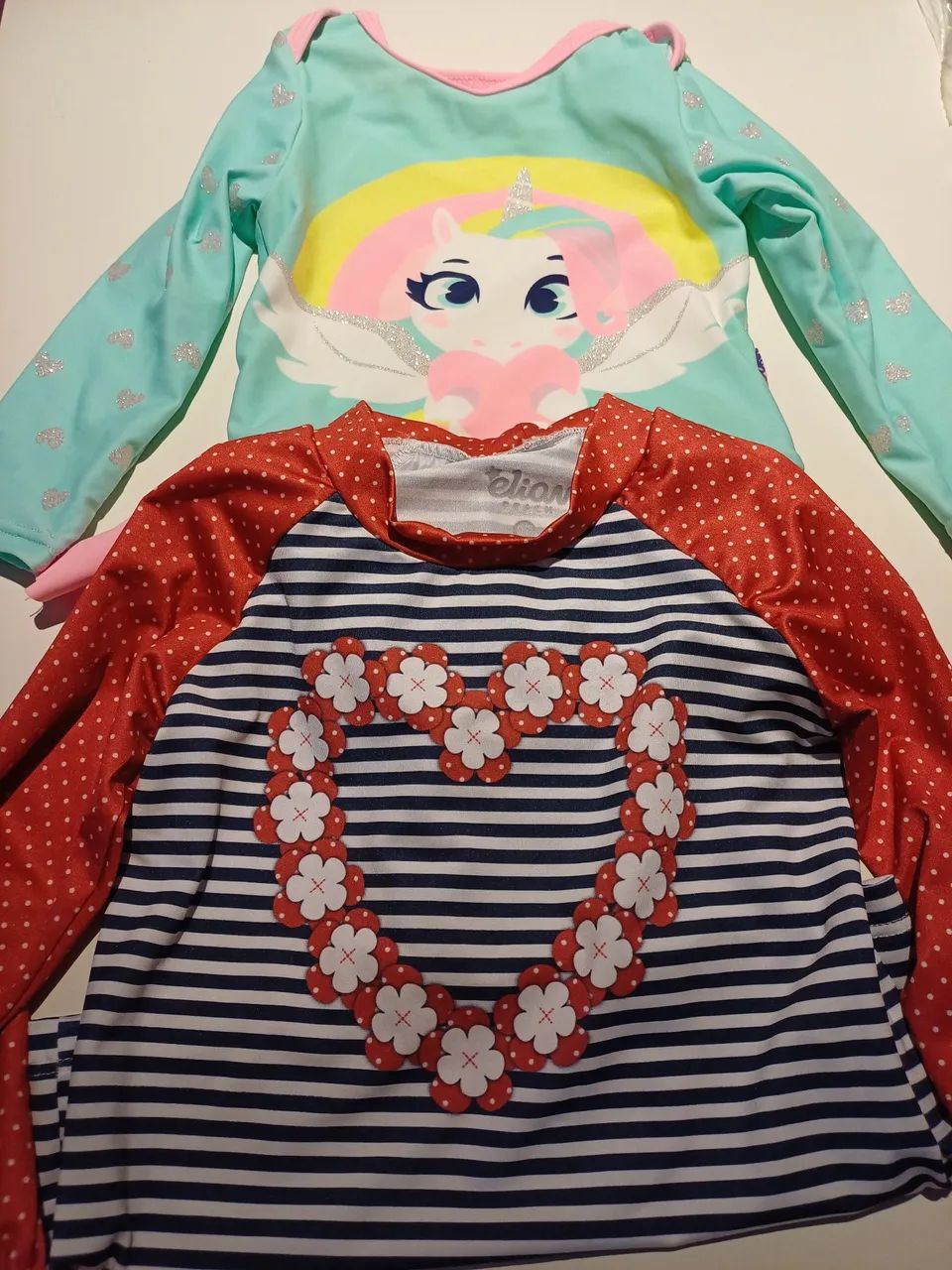 Conjunto de roupas para banhos de piscina, rio ou mar.