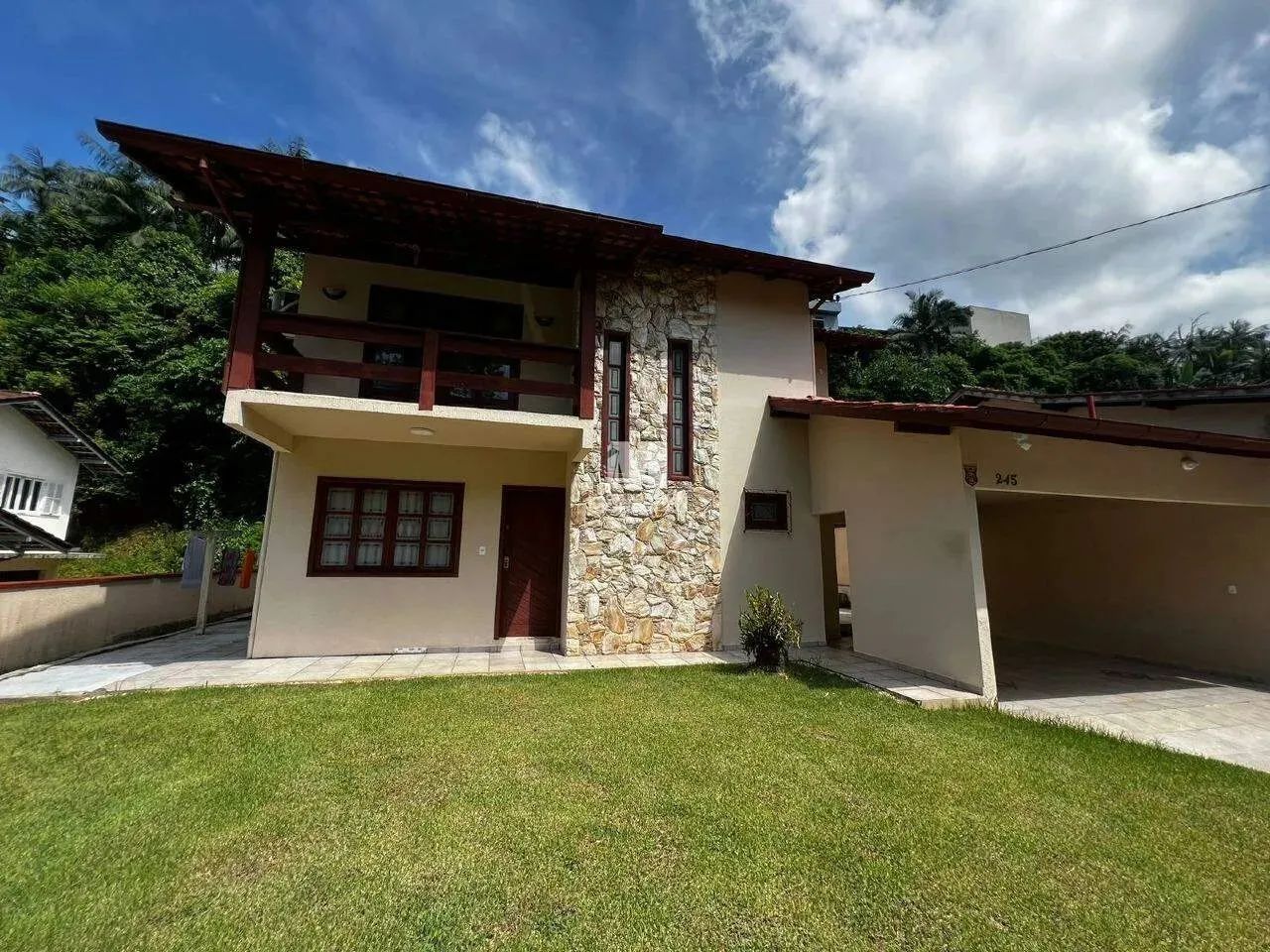 Casa com 4 dormitórios sendo 1 suíte master!