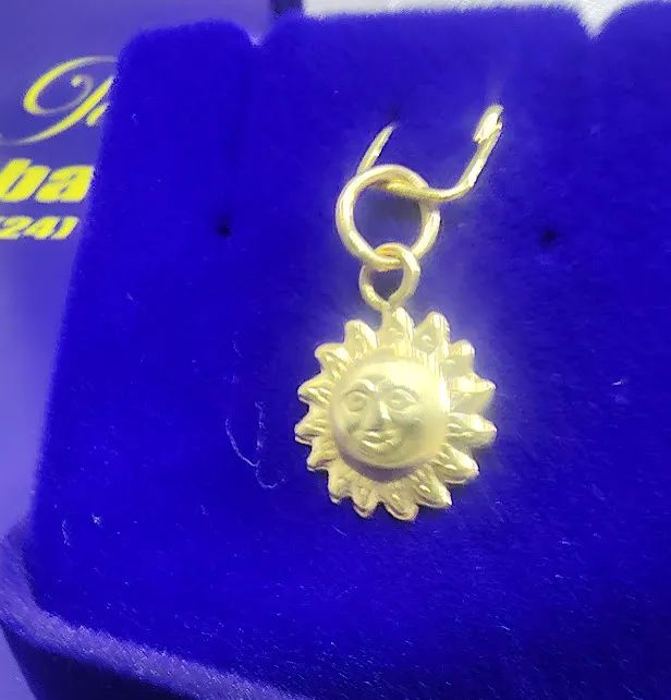 Pingente Sol Ouro 18 Kilates Peso 0.70 Gramas 12 mm uma face   - Foto 4